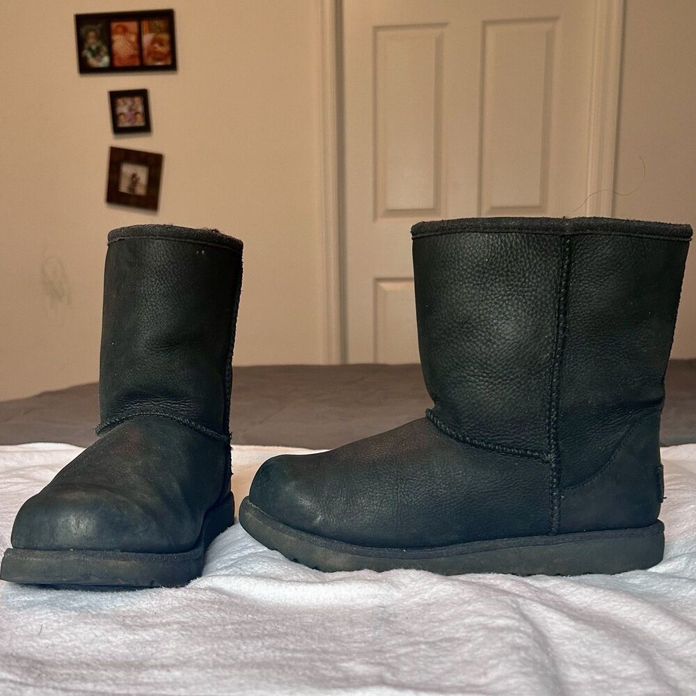 Girls  Classic Uggs Black Leather Ankle Boots Shoes Size 3Y